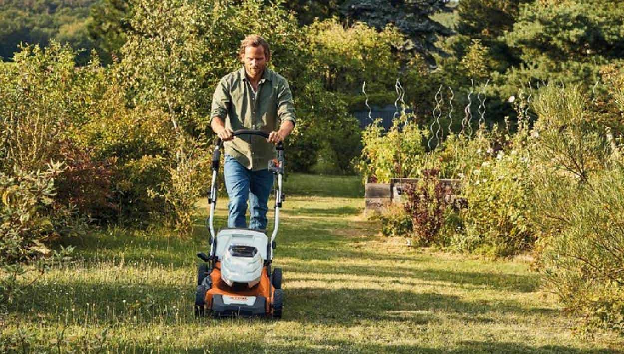 un tosaerba in azione in giardino