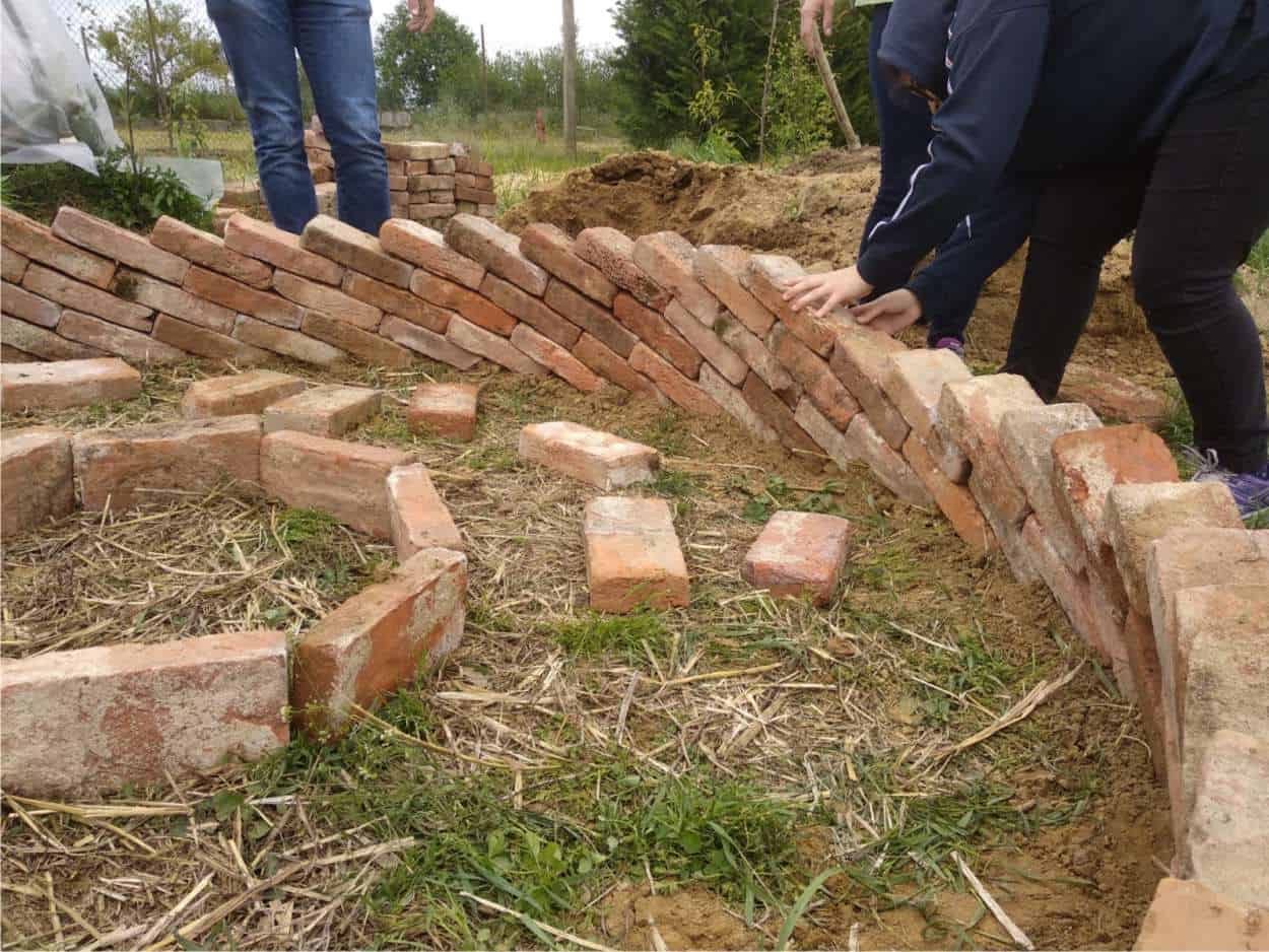 alzare il muro dell'orto rialzato