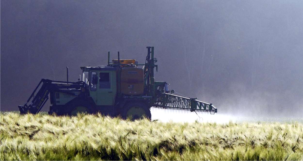 trattamento pesticida nei campi