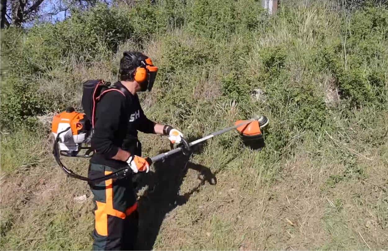 sfalcio erba folta con decespugliatore a zaino