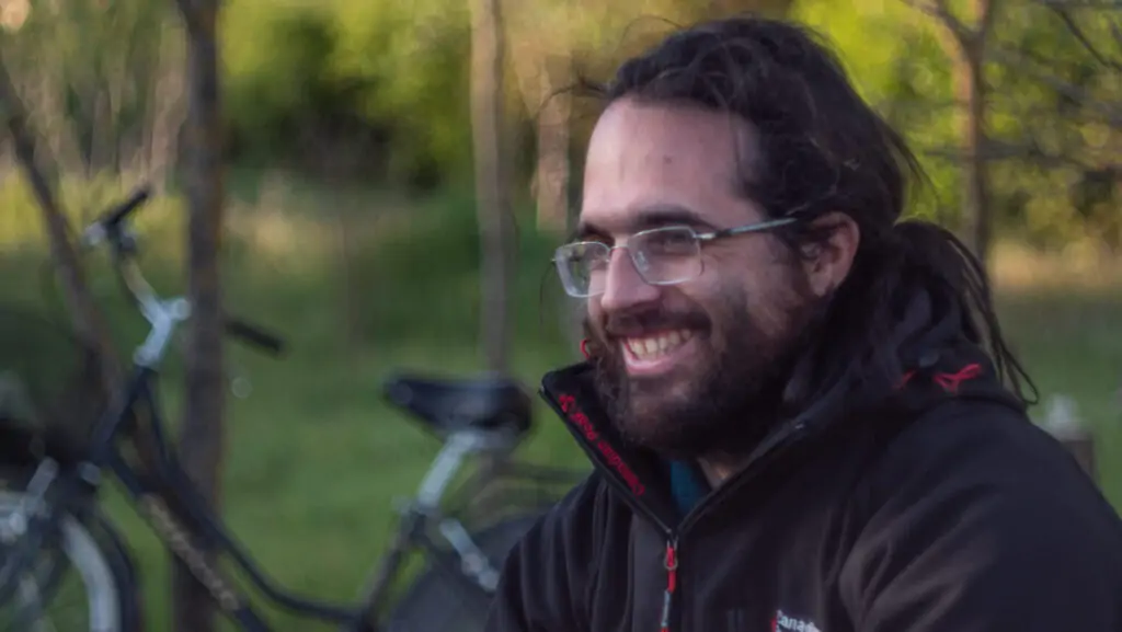 Matteo Cereda, quello nato l'11 Febbraio del 1985, sorride inquadrato a mezzo busto 